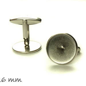 Könnte beinhalten: Silberne Manschettenknöpfe mit einer runden, glatten, silberfarbenen Oberfläche. Die Manschettenknöpfe haben einen Durchmesser von 16 mm.