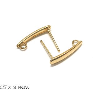 Op de afbeelding: Twee goudkleurige, gebogen oorstekers met pinnen en kleine lussen. De oorbellen zijn ongeveer 1,5 cm lang en 3 mm breed. De oorbellen staan op een witte achtergrond.