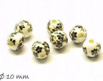 Puede incluir: Siete cuentas redondas de color blanco roto con un diseño floral en negro y gris. Cada cuenta tiene un diámetro de 10 mm. Las cuentas están dispersas sobre una superficie blanca, ideales para bisutería o manualidades.