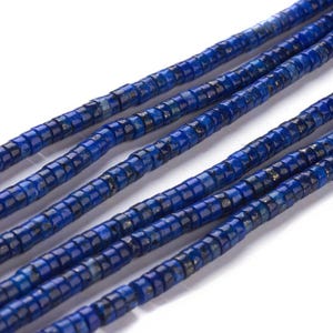 Op de afbeelding: Een streng donkerblauwe lapis lazuli kralen, elke kraal is gefacetteerd en heeft een licht onregelmatige vorm. De kralen zijn geregen op een doorzichtige draad en zijn klaar om te worden gebruikt voor het maken van sieraden.