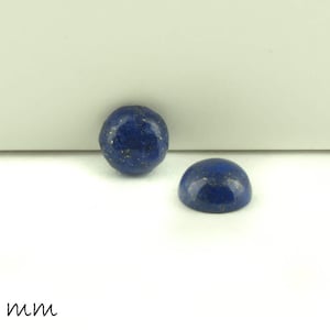 Può includere: Due cabochon rotondi in lapislazzuli blu con macchie dorate, ciascuno di 8 mm di diametro.