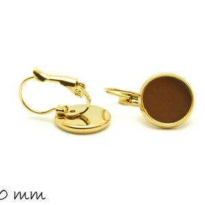 Op de afbeelding: Gouden oorbel-sluitingen met een ronde bezel van 10 mm. De bezels zijn leeg en klaar om te worden gevuld met uw favoriete cabochons.