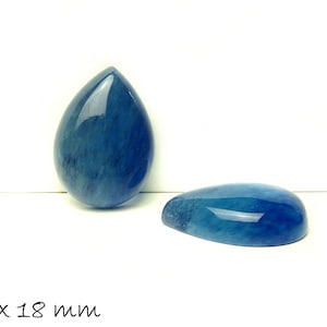 Puede incluir: Dos cabujones de ágata azul en forma de lágrima, que miden 25 x 18 mm.