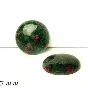 Può includere: Due pietre cabochon verdi e rosa, ciascuna con un diametro di 25 mm. Le pietre hanno un aspetto screziato con sfumature di verde e rosa.