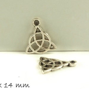 Könnte beinhalten: Zwei silberne Metall-Keltische Knoten-Anhänger mit einer Schlaufe oben. Die Anhänger sind 16 x 14 mm groß.