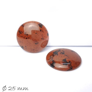 Op de afbeelding: Twee ronde, bruin en zwarte cabochons, elk 25 mm in diameter.