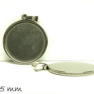 Könnte beinhalten: Zwei runde Anhänger aus silberfarbenem Metall, einer mit einer Öse oben und der andere mit einer Öse an der Seite. Beide haben einen Durchmesser von 25 mm.