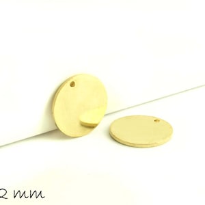 Può includere: Due cerchi in metallo color oro con un piccolo foro al centro. I cerchi hanno un diametro di 12 mm.