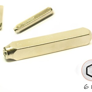 Könnte beinhalten: Ein Metallstempel mit sechseckiger Form, mit einem Durchmesser von 6 mm. Der Stempel wird verwendet, um Abdrücke in Metall, Leder oder anderen Materialien zu erstellen. Der Stempel ist aus hochwertigem Stahl gefertigt und für Langlebigkeit und Präzision ausgelegt.