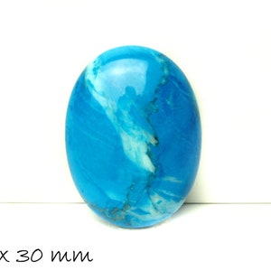 Könnte beinhalten: Ein großer, ovaler Türkis-Cabochon mit weißen Adern. Der Stein ist etwa 40 x 30 mm groß.