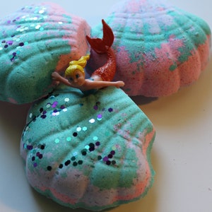 Mermaid Kisses Surprise Bath Bomb