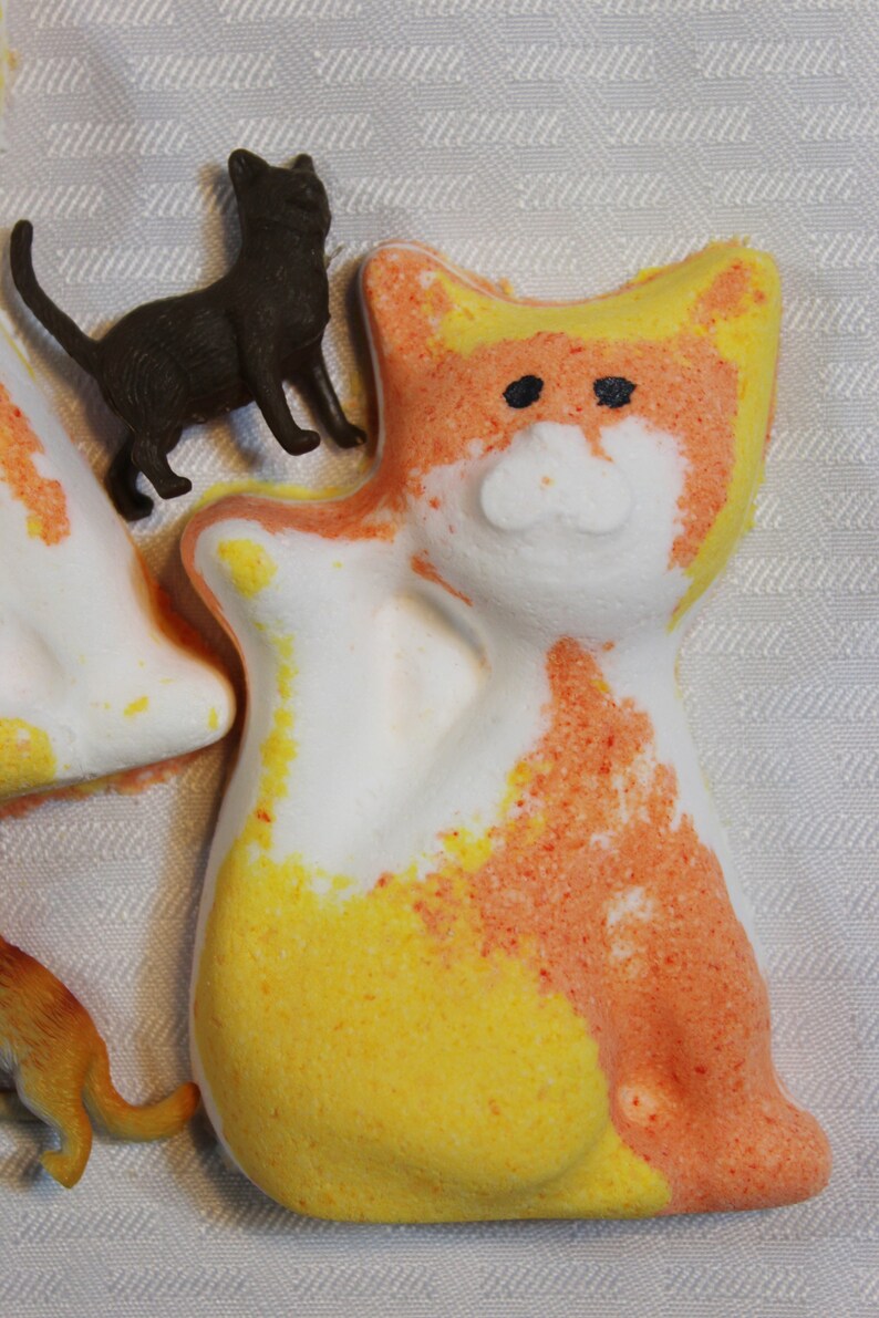 Kitty Cat Surprise Bath Bomb // Cat Bath Bomb // Cats // Crazy - Etsy