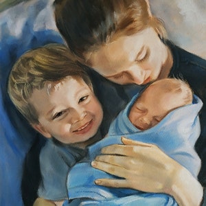 Könnte beinhalten: Eine Pastellzeichnung, die eine Mutter zeigt, die ihre beiden Kinder hält. Die Mutter hält ein Baby, das in eine blaue Decke gewickelt ist, während das ältere Kind den Betrachter mit einem Lächeln ansieht. Die Zeichnung ist in weichen, gedeckten Farben gehalten und vermittelt ein warmes, liebevolles Gefühl.