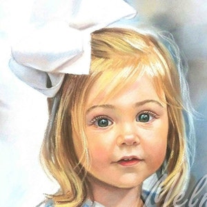 Könnte beinhalten: Eine Pastellzeichnung eines jungen Kindes mit blondem Haar, das eine große weiße Haarschleife und ein hellblaues gesmoktes Kleid trägt. Das Kunstwerk wird neben einem kleinen Referenzfoto desselben Kindes mit verstreuten Pastellstiften gezeigt.