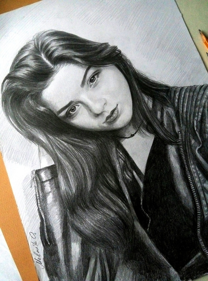Puede incluir: Dibujo a l&aacute;piz en blanco y negro de una mujer con el pelo largo y oscuro que lleva una chaqueta de cuero negra. El dibujo est&aacute; sobre un fondo blanco.