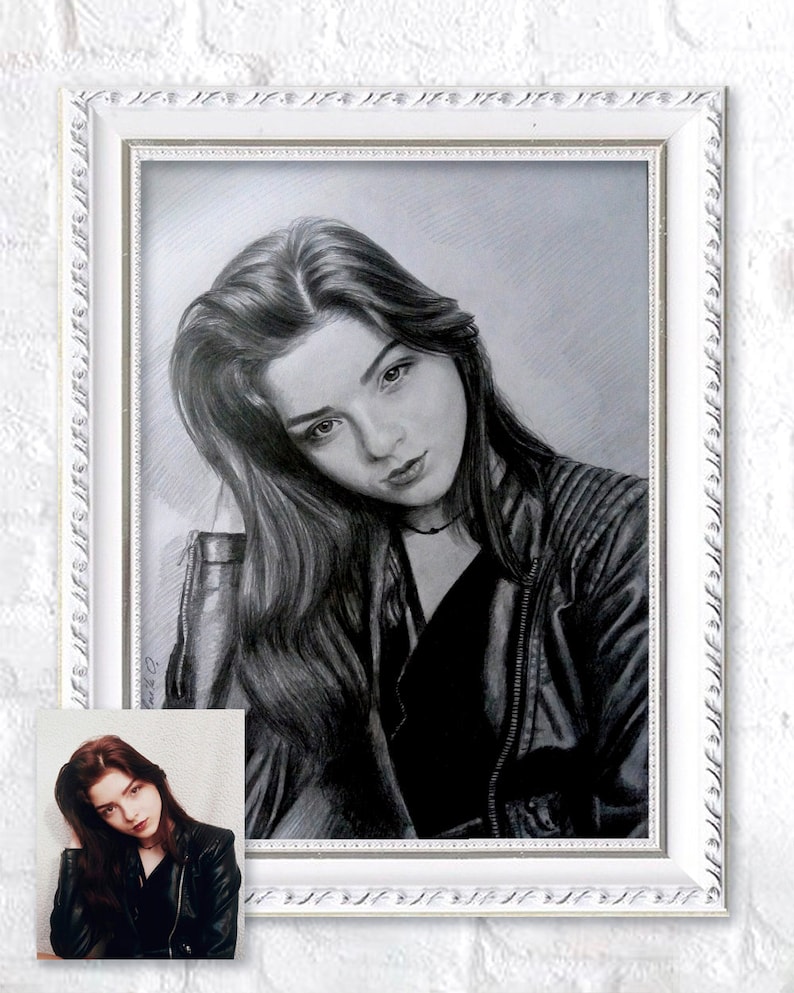 Puede incluir: Un dibujo a l&aacute;piz en blanco y negro enmarcado de una persona con el pelo largo que lleva una chaqueta de cuero negra. El dibujo est&aacute; en un marco blanco con un borde decorativo.