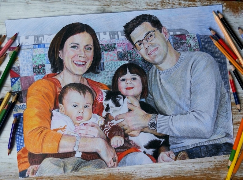 Puede incluir: Un dibujo a l&aacute;piz de color de una familia con un gato. La familia est&aacute; sentada en una colcha de retazos colorida. La madre lleva un su&eacute;ter naranja y sostiene un beb&eacute;. El padre lleva un su&eacute;ter gris y sostiene un gato. La hija lleva un su&eacute;ter rojo y sostiene la cola del gato. El gato es blanco y negro.