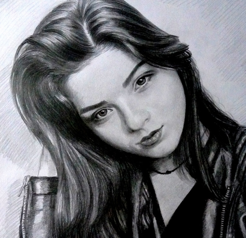 Puede incluir: Dibujo a l&aacute;piz en blanco y negro de una mujer con el pelo largo y oscuro. Lleva una chaqueta de cuero negra y mira directamente al espectador.