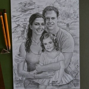Puede incluir: Un dibujo a l&aacute;piz en blanco y negro de una familia de tres. Un hombre, una mujer y una ni&ntilde;a peque&ntilde;a est&aacute;n de pie juntos en un entorno de parque. La mujer est&aacute; sosteniendo a la ni&ntilde;a en sus brazos y el hombre tiene su brazo alrededor de la mujer. El dibujo est&aacute; hecho en un estilo realista.
