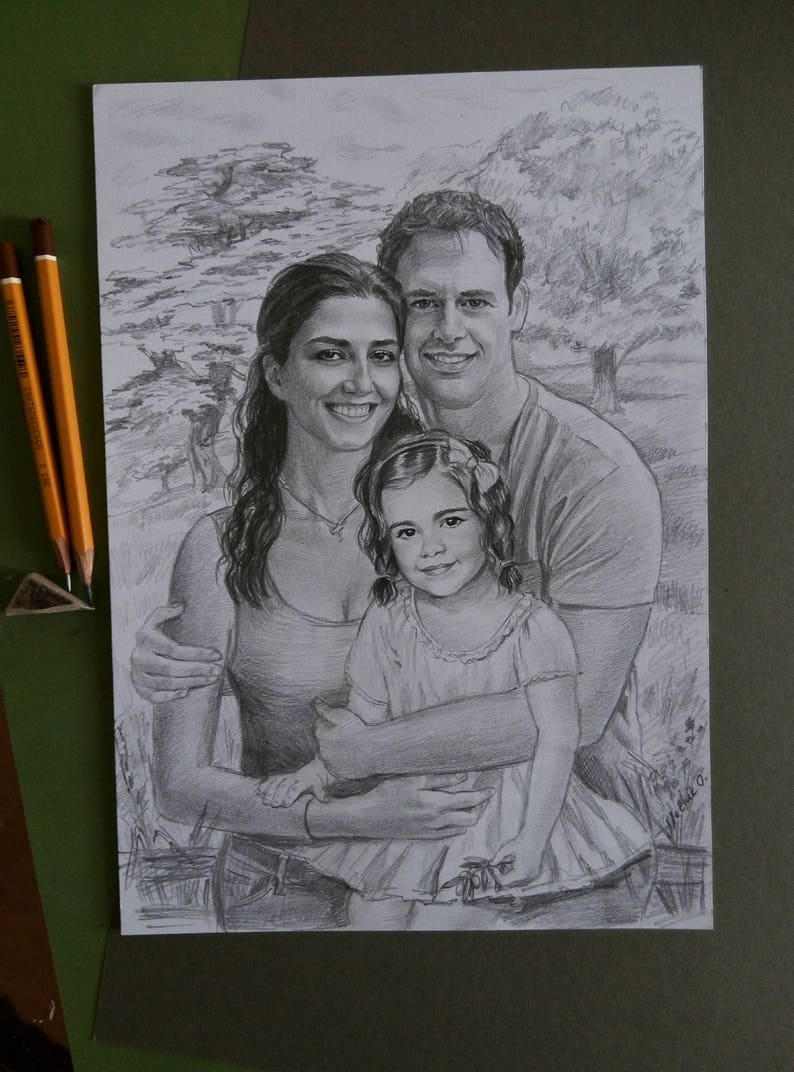 Puede incluir: Un dibujo a l&aacute;piz en blanco y negro de una familia de tres. Un hombre, una mujer y una ni&ntilde;a peque&ntilde;a est&aacute;n de pie juntos en un entorno de parque. La mujer est&aacute; sosteniendo a la ni&ntilde;a en sus brazos y el hombre tiene su brazo alrededor de la mujer. El dibujo est&aacute; hecho en un estilo realista.