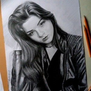 Puede incluir: Un dibujo a l&aacute;piz en blanco y negro de una mujer con el pelo largo y oscuro que lleva una camisa negra y una chaqueta de cuero. El dibujo est&aacute; firmado "Melnik O."