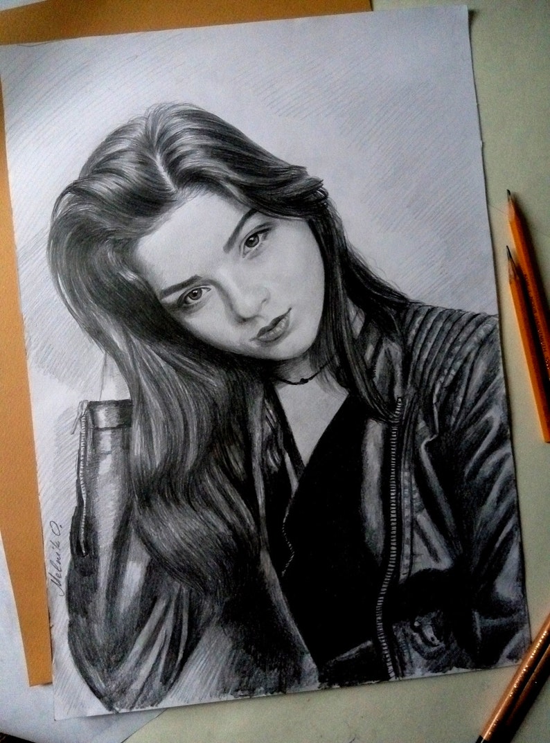 Puede incluir: Un dibujo a l&aacute;piz en blanco y negro de una mujer con el pelo largo y oscuro que lleva una camisa negra y una chaqueta de cuero. El dibujo est&aacute; firmado "Melnik O."