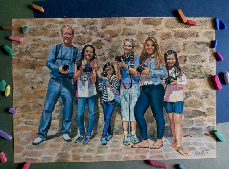 K&ouml;nnte beinhalten: Eine Pastellzeichnung einer siebenk&ouml;pfigen Familie, die vor einer Steinmauer posiert. Die Familie tr&auml;gt alle Freizeitkleidung und h&auml;lt Kameras in der Hand. Die Zeichnung ist in einem realistischen Stil gehalten und f&auml;ngt die W&auml;rme und Freude der Familie ein.
