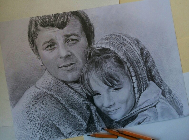 Puede incluir: Un dibujo a l&aacute;piz en blanco y negro de un hombre y un ni&ntilde;o. El hombre lleva un su&eacute;ter y el ni&ntilde;o lleva un sombrero y un abrigo. El dibujo est&aacute; hecho en un estilo realista.