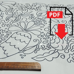 Puede incluir: Un dibujo en blanco y negro de un diseño floral sobre un fondo blanco. El diseño presenta una variedad de flores, hojas y espirales. El dibujo está en una hoja de papel grande.