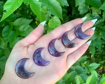 Carved Amethyst Crescent Moon (Qty: 1)