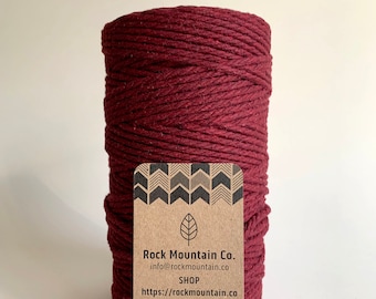 Może przedstawiać: Szpula ciemnoczerwonego sznurka bawełnianego z brązową papierową etykietą z napisem "Rock Mountain Co. info@rockmountain.co SHOP https://rockmountain.co INSTAGRAM @rockmountainco"