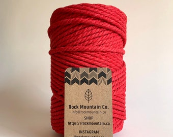 Może przedstawiać: Rolka czerwonej bawełnianej sznurówki z brązową papierową etykietą z napisem "Rock Mountain Co." i danymi kontaktowymi firmy.