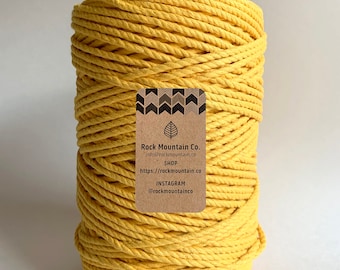Może przedstawiać: Szpula żółtej bawełnianej sznurówki. Etykieta na szpuli zawiera napis "Rock Mountain Co. info@rockmountain.co SHOP https://rockmountain.co INSTAGRAM @rockmountainco"