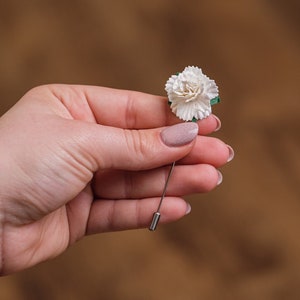 Kleine witte anjer broche - anjer boutonniere - kleine gekrulde stok pin voor heren pak - klassieke bruiloft boutonniere
