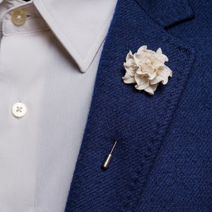 Curly Floral Lapel Pin in Ecru & White Color, Hydrangea Brooch Pin, Cream Men Lapel Pin, Wedding Flower Pin, Suit Accessories, Groom Lapel