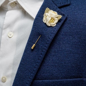 Ivory Wedding Boutonniere - 3 Flowers Pin with Leaves - Elegant Suit Accessories