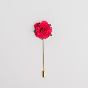 赤いカーネーションのブートニア、小さな花のラペル、ウェディングブートニア、タキシードアクセサリー、カーネーションのブローチ、赤いラペルピン、スーツのバラの花