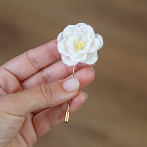 White Gardenia Boutonniere Pin, Cream Groom Stick Pin, Pin for Suit, Floral Boutonniere, Wedding Gardenia Brooch Lapel Pin, White Flower Pin