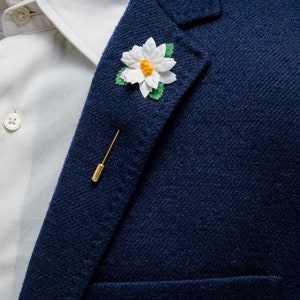 White Star Flower Holiday Special Lapel Pin, Festive Outfit Men Accessories, White Flower Wedding Brooch with Green Leaves