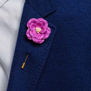 Fiore all'occhiello di magnolia viola - Spilla floreale primaverile, regalo per testimone di nozze, spilla da bavero, spilla da matrimonio viola, regalo per lui, splendida spilla a forma di bastoncino