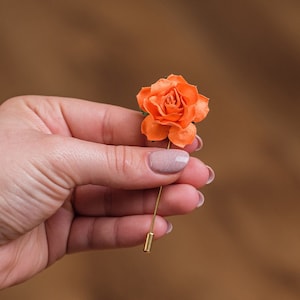 Spilla floreale in fiore in arancione e molti altri colori disponibili, spilla da bavero per il padre della sposa per matrimonio, spilla elegante da uomo immagine 1