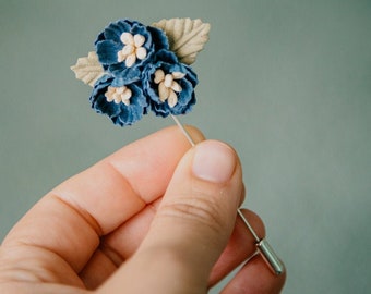 Spilla da bavero con fiori blu navy, bouquet di spille nuziali per uomo, accessori per abiti da uomo, fiore all'occhiello di carta, asola per lo sposo, spilla fiorita stilizzata