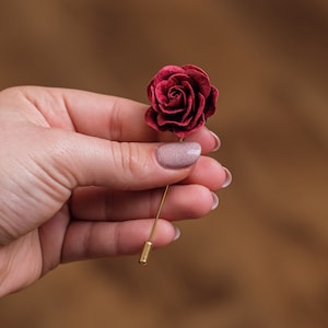 Spilla a forma di fiore di carta - Spilla da bavero con rosa rossa bordeaux - Occhiello con fiore di ispirazione vintage - Accessori da uomo - Spilla a forma di rosa in fiore