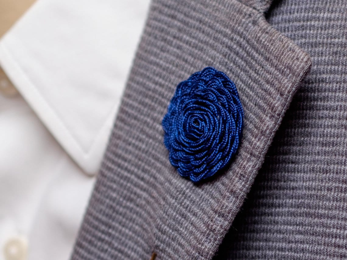 Boutonniere Uomo In Seta Di Lusso: 6 Spille Da Bavero Con Rose Ed Eucalipto Realistici. Kit Completo Per Testimoni Di Nozze, Compleanni E Funerali.