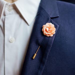 Pin de solapa para hombre con rosa color melocotón, flor de satén (estilo boutonniere para traje)