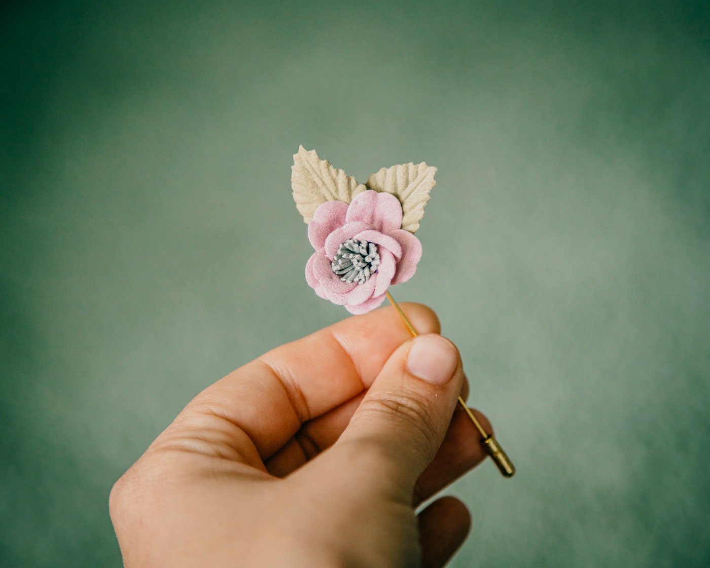 Spilla A Rosa In Tessuto Con Foglia Oro: L'Accessorio Perfetto Per Il Tuo Matrimonio O Evento Elegante