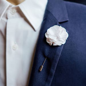 Boutonniere Lapel Pin, White Wedding Boutonniere, Flower Lapel Pin, Tuxedo Suit Lapel Pin, Groomsmen Boutonniere, White Carnation Pin