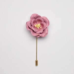 Spilla da bavero color malva per uomo - Fiore all'occhiello in carta - Idee per spille da sposo - Spilla da sposo per uomo - Spilla da bavero personalizzata
