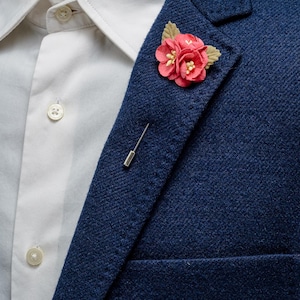 Spilla a forma di fiore rosso ciliegia in carta riciclata - Boutonniere da uomo perfetta per il giorno del tuo matrimonio.