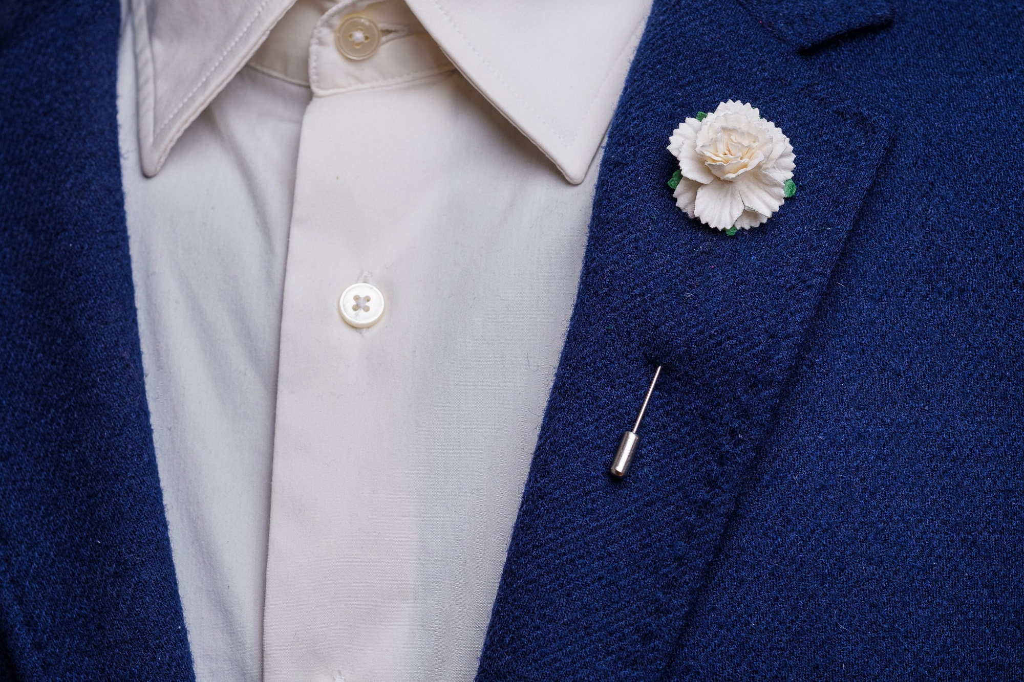 Hochzeit Gast Elfenbein Anstecknadel, Zierliche Nelke Boutonniere, Nettes Geschenk für Papa, Rustikaler Stil Blume Stick Pin, Elegante Herren Anzug Accessoires
